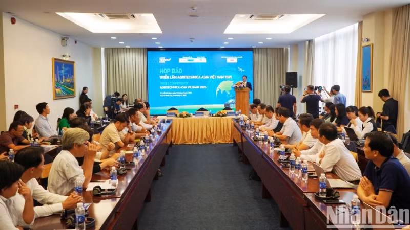 Quang cảnh buổi họp báo.
