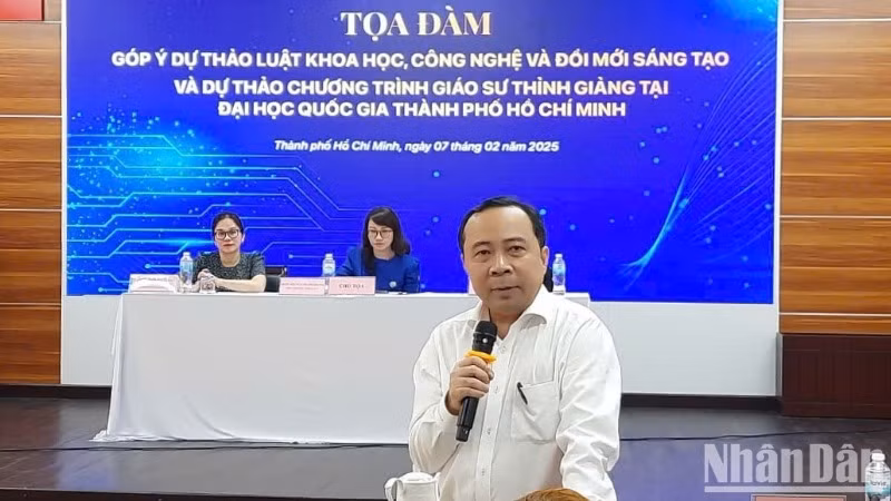 Phó Giáo sư, Tiến sĩ Vũ Hải Quân, Giám đốc Đại học Quốc gia Thành phố Hồ Chí Minh phát biểu tại tọa đàm.