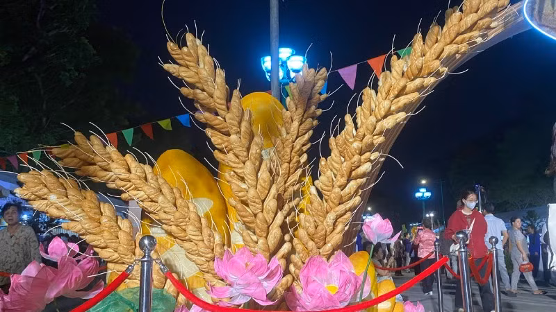 Tiểu cảnh những bông lúa mì được làm từ những ổ bánh mì tôn vinh món ăn bình dân nhưng đầy tự hào của người dân Việt Nam. Tiểu cảnh những bông lúa mì được làm từ những ổ bánh mì tôn vinh món ăn bình dân nhưng đầy tự hào của người dân Việt Nam.