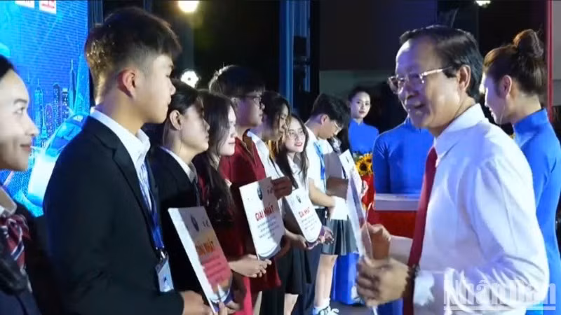 Thứ trưởng Giáo dục và Đào tạo Phạm Ngọc Thưởng trao giải Nhất cho các học sinh.