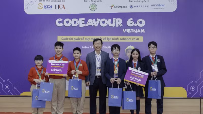 Ông Nguyễn Xuân Hoàng, Phó Giám đốc Khối Vận hành sản phẩm KDI Education, trao giải cho các đội thi đạt giải Nhất khu vực phía bắc.