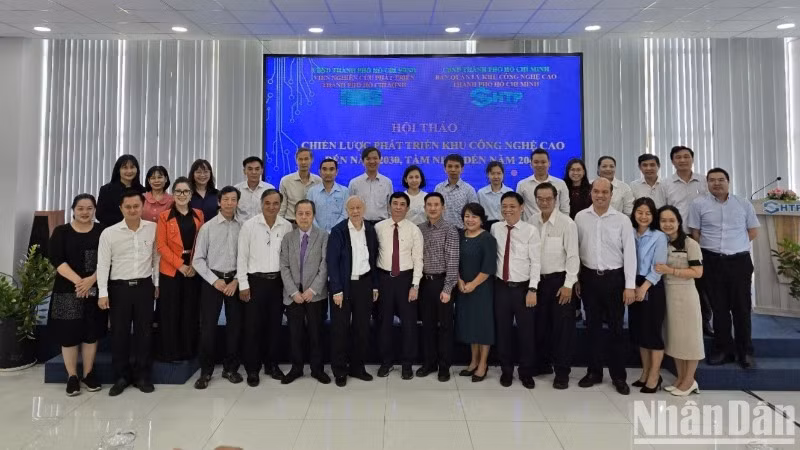 Các đại biểu chụp ảnh lưu niệm.