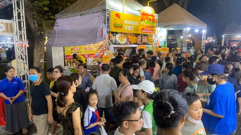 Người dân, du khách tham quan và thưởng thức bánh mì. Người dân, du khách tham quan và thưởng thức bánh mì.
