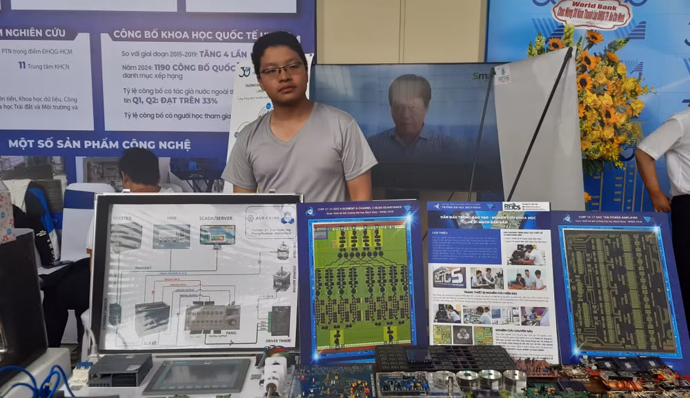 Đại học Quốc gia Thành phố Hồ Chí Minh luôn tiên phong trong lĩnh vực thiết kế vi mạch, đóng góp vào chuỗi cung ứng vi mạch bán dẫn toàn cầu. Đại học Quốc gia Thành phố Hồ Chí Minh luôn tiên phong trong lĩnh vực thiết kế vi mạch, đóng góp vào chuỗi cung ứng vi mạch bán dẫn toàn cầu.
