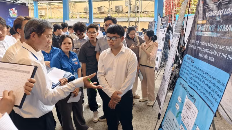 Các đội tham gia cuộc thi trình bày ý tưởng thiết kế vi mạch trước Ban Giám khảo.