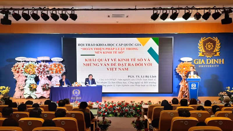 Chuyên gia trình bày tham luận tại hội thảo. Chuyên gia trình bày tham luận tại hội thảo.
