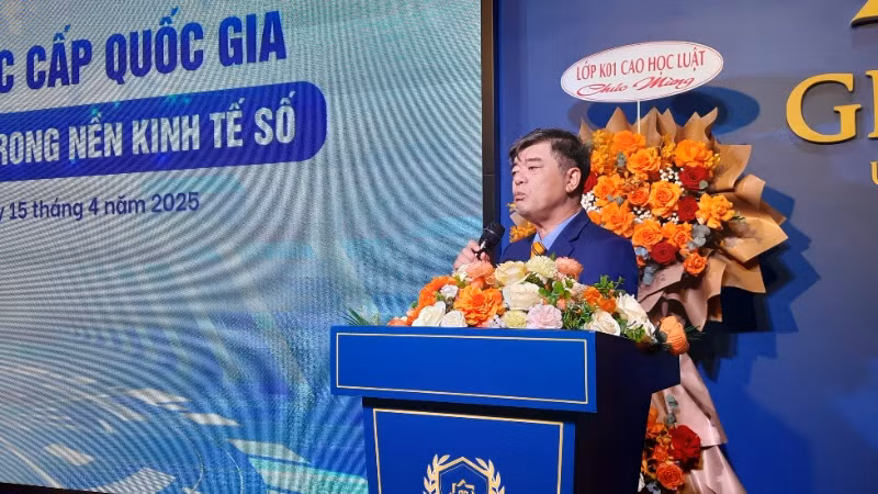 Nhà giáo ưu tú, Phó Giáo sư, Tiến sĩ Thái Bá Cần, Hiệu trưởng Trường đại học Gia Định phát biểu tại hội thảo. Nhà giáo ưu tú, Phó Giáo sư, Tiến sĩ Thái Bá Cần, Hiệu trưởng Trường đại học Gia Định phát biểu tại hội thảo.