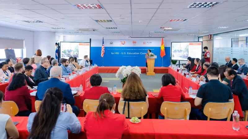 Quang cảnh hội nghị trao đổi hợp tác giữa Trường đại học quốc tế Hồng Bàng và các trường đại học Hoa Kỳ.