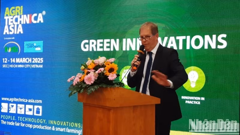 Ông Peter Grothues, thành viên Hội đồng Thị trường DLG phát biểu tại họp báo.