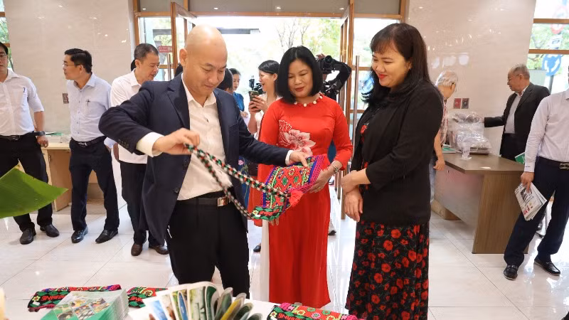 Các đại biểu tham quan các sản phẩm đặc trưng của vùng đồng bào dân tộc thiểu số và miền núi tỉnh Cao Bằng.