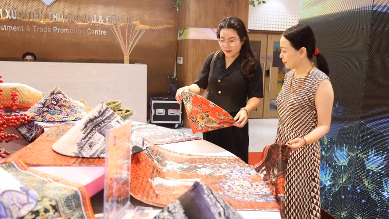 Các đại biểu tham quan các sản phẩm trưng bày tại hội nghị.