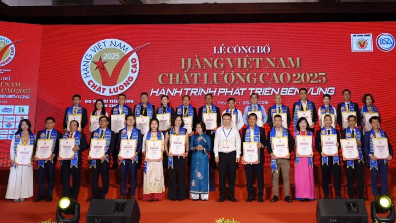 Các doanh nghiệp được vinh danh đạt danh hiệu hàng Việt Nam chất lượng cao.