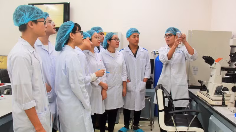 Sinh viên nghiên cứu khoa học tại Đại học Quốc gia Thành phố Hồ Chí Minh.