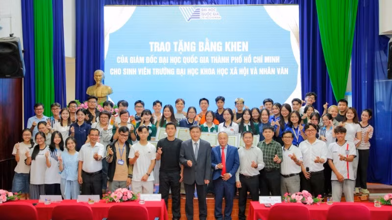 Lãnh đạo Đại học Quốc gia Thành phố Hồ Chí Minh chụp ảnh lưu niệm với các sinh viên. (Ảnh: Đại học Quốc gia Thành phố Hồ Chí Minh)