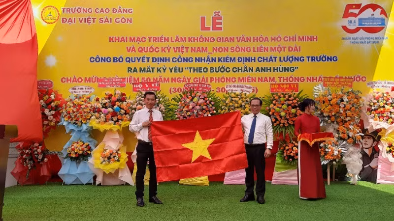 Các đơn vị tặng cờ Tổ quốc cho Trường cao đẳng Đại Việt Sài Gòn.