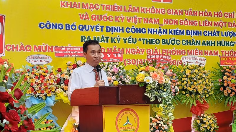 Tiến sĩ Lê Lâm, Hội đồng Quản trị, Hiệu trưởng Trường cao đẳng Đại Việt Sài Gòn phát biểu tại lễ khai mạc triển lãm