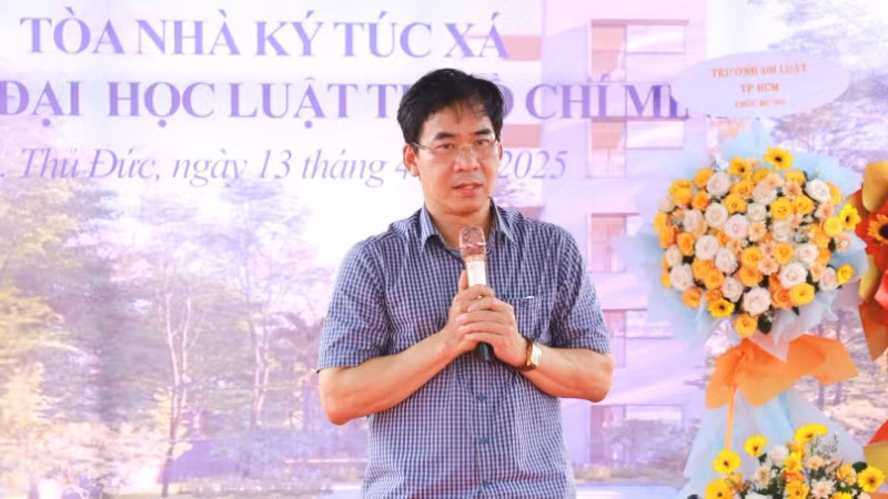 Tiến sĩ Lê Trường Sơn, Hiệu trưởng Trường đại học Luật Thành phố Hồ Chí Minh phát biểu tại lễ khởi công. Tiến sĩ Lê Trường Sơn, Hiệu trưởng Trường đại học Luật Thành phố Hồ Chí Minh phát biểu tại lễ khởi công.