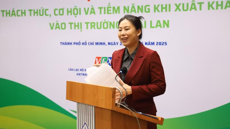 Bà Hồ Thị Quyên, Phó Giám đốc Trung tâm Xúc tiến Thương mại và Đầu tư Thành phố Hồ Chí Minh, phát biểu tại Hội thảo.