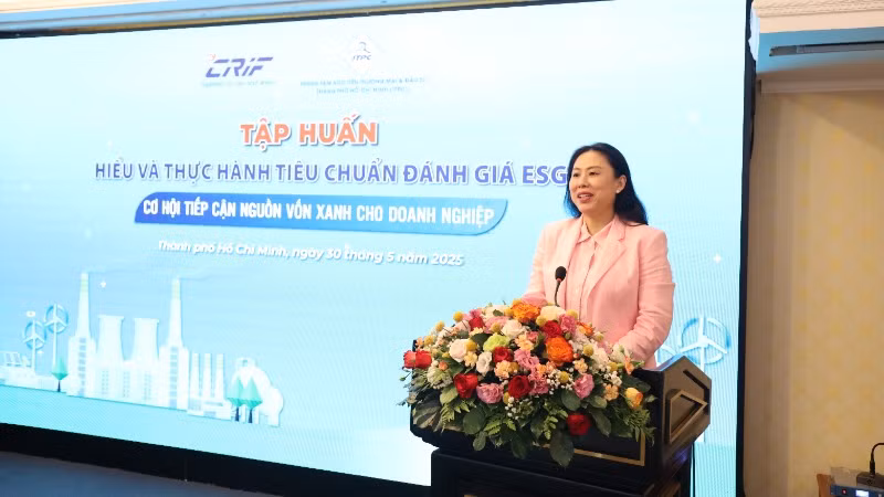 Bà Hồ Thị Quyên, Phó Giám đốc Trung tâm Xúc tiến Thương mại và Đầu tư Thành phố Hồ Chí Minh phát biểu tại buổi tập huấn.