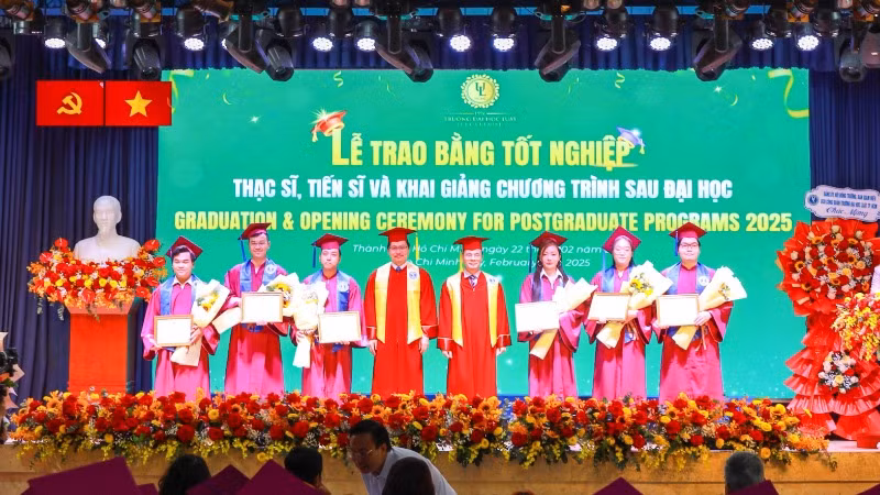 Lãnh đạo Trường đại học Luật Thành phố Hồ Chí Minh trao giấy khen cho các học viên đạt thành tích cao trong học tập