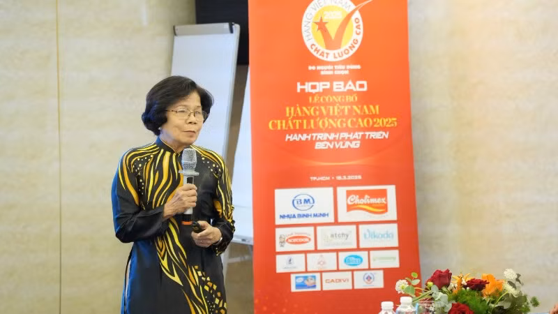 Bà Vũ Kim Hạnh, Chủ tịch Hội Doanh nghiệp hàng Việt Nam chất lượng cao phát biểu tại buổi họp báo.