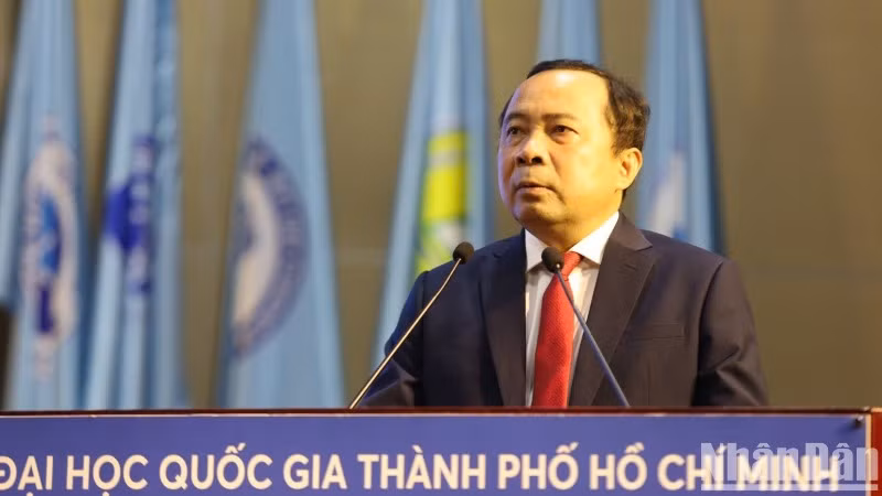 Phó Giáo sư, Tiến sĩ Vũ Hải Quân, Giám đốc Đại học Quốc gia Thành phố Hồ Chí Minh phát biểu tại hội thảo. Phó Giáo sư, Tiến sĩ Vũ Hải Quân, Giám đốc Đại học Quốc gia Thành phố Hồ Chí Minh phát biểu tại hội thảo.