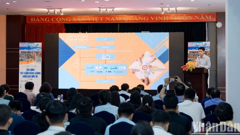 Đại diện Ban Quản lý Quỹ Chia sẻ rủi ro (RSF) trình bày về quỹ và cách thức triển khai phát hành bảo lãnh.