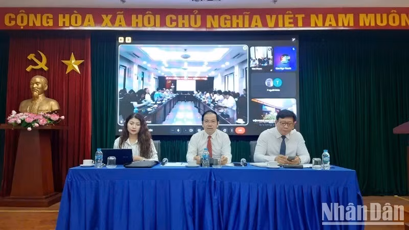 Phó Giáo sư, Tiến sĩ Vũ Tuấn Hưng, Phó viện trưởng Phụ trách Viện Khoa học Xã hội vùng Nam Bộ (giữa) chủ trì tọa đàm.