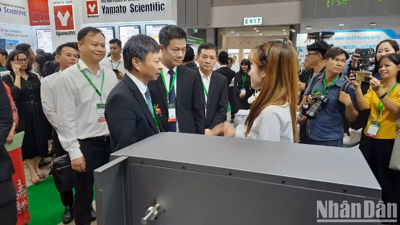 Các đại biểu tham quan các gian hàng trưng bày tại triển lãm
