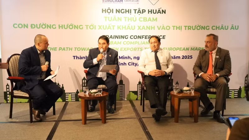 Các chuyên gia trao đổi về Cơ chế điều chỉnh biên giới carbon tại hội nghị tập huấn.