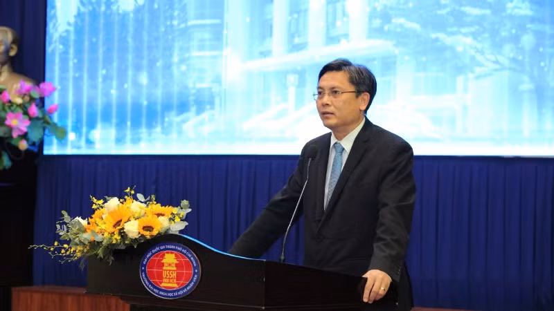 Phó Giáo sư, Tiến sĩ Nguyễn Minh Tâm, Phó Giám đốc Đại học Quốc gia Thành phố Hồ Chí Minh, phát biểu tại lễ trao giải.