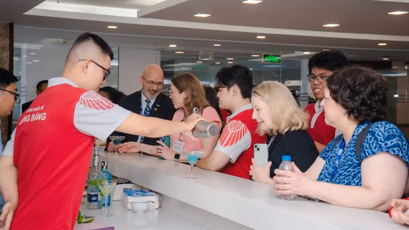 Sinh viên ngành Quản trị khách sạn, Trường đại học quốc tế Hồng Bàng pha chế thức uống trong buổi học thực hành và chiêu đãi đoàn.