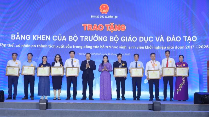 Lãnh đạo Bộ Giáo dục và Đào tạo trao tặng Bằng khen cho các cá nhân, tập thể có thành tích xuất sắc trong công tác hỗ trợ học sinh, sinh viên khởi nghiệp giai đoạn 2017-2025. Lãnh đạo Bộ Giáo dục và Đào tạo trao tặng Bằng khen cho các cá nhân, tập thể có thành tích xuất sắc trong công tác hỗ trợ học sinh, sinh viên khởi nghiệp giai đoạn 2017-2025.