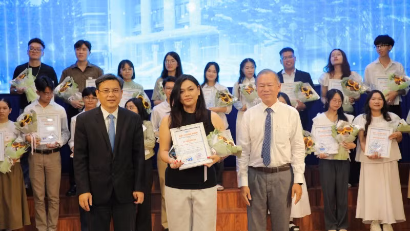 Ban Tổ chức trao giải Nhất thể loại Tản văn cho tác giả Đinh Ngọc Bảo Trân.