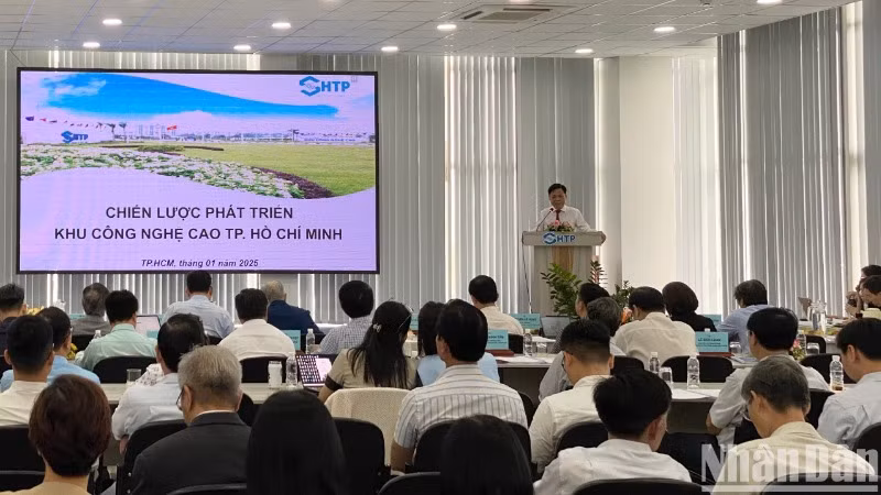 Phó Giáo sư, Tiến sĩ Lê Quốc Cường, Phó Trưởng Ban quản lý Khu Công nghệ cao Thành phố Hồ Chí Minh phát biểu tại hội thảo.
