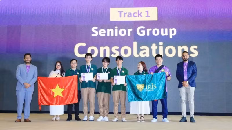 Ban tổ chức trao giải Khuyến khích bảng trung học phổ thông cho đội thi đến từ Việt Nam. (Ảnh: CTV)