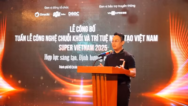 Đại diện Ban tổ chức cung cấp thông tin Tuần lễ Công nghệ chuỗi khối và trí tuệ nhân tạo Việt Nam 2025 - Super Vietnam 2025.