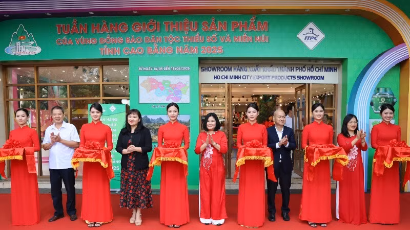 Khai mạc “Tuần hàng giới thiệu sản phẩm của vùng đồng bào dân tộc thiểu số và miền núi tỉnh Cao Bằng năm 2025 ”.