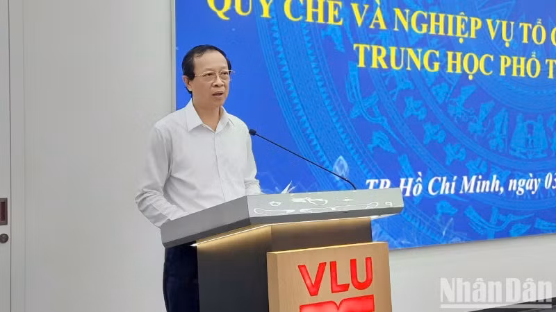 Thứ trưởng Giáo dục và Đào tạo Phạm Ngọc Thưởng phát biểu tại hội nghị tập huấn.