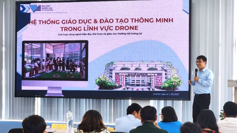 Chuyên gia trình bày tham luận tại hội thảo. Chuyên gia trình bày tham luận tại hội thảo.