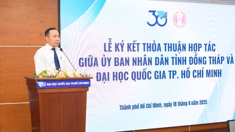 Phó Giáo sư, Tiến sĩ Vũ Hải Quân, Giám đốc Đại học Quốc gia Thành phố Hồ Chí Minh phát biểu tại buổi ký kết. Phó Giáo sư, Tiến sĩ Vũ Hải Quân, Giám đốc Đại học Quốc gia Thành phố Hồ Chí Minh phát biểu tại buổi ký kết.