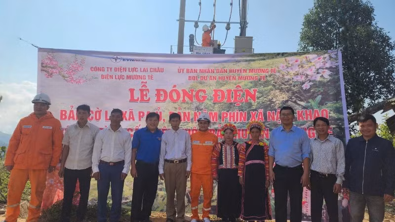Đóng điện cho bản Nậm Phìn xã Nậm Khao. Đóng điện cho bản Nậm Phìn xã Nậm Khao.