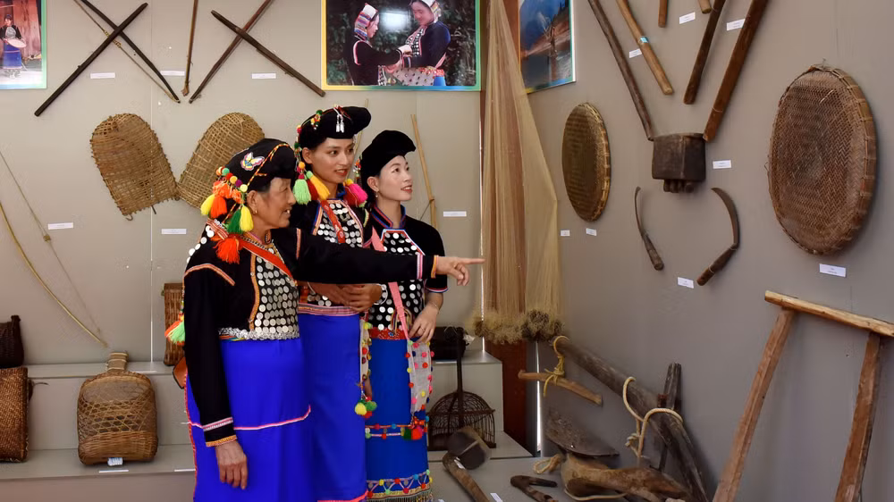 Nghệ nhân Hù Cố Xuân giới thiệu về không gian trưng bày các vật dụng, dụng cụ sinh hoạt thường ngày của dân tộc Si La.