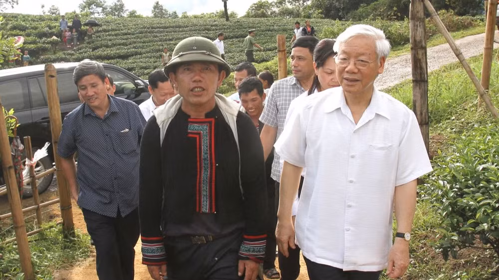 Ông Hạng A Sào giới thiệu với Tổng Bí thư Nguyễn Phú Trọng và hướng dẫn đoàn tham quan đồi chè của bản. Ông Hạng A Sào giới thiệu với Tổng Bí thư Nguyễn Phú Trọng và hướng dẫn đoàn tham quan đồi chè của bản.