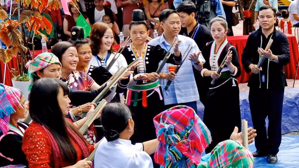 Thực tế cho thấy, từ Ngày hội Đại đoàn kết đến các cuộc vận động đã thực sự xây dựng được sự gắn kết cộng đồng toàn dân. Thực tế cho thấy, từ Ngày hội Đại đoàn kết đến các cuộc vận động đã thực sự xây dựng được sự gắn kết cộng đồng toàn dân.