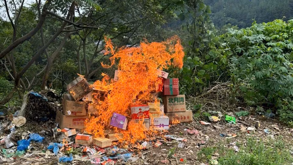 Cơ quan chức năng tiến hành tiêu hủy số hàng hóa không bảo đảm trên.