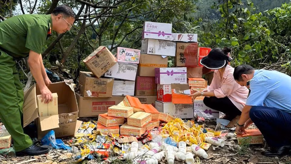Cơ quan chức năng tiến hành tiêu hủy số hàng hóa không bảo đảm trên.