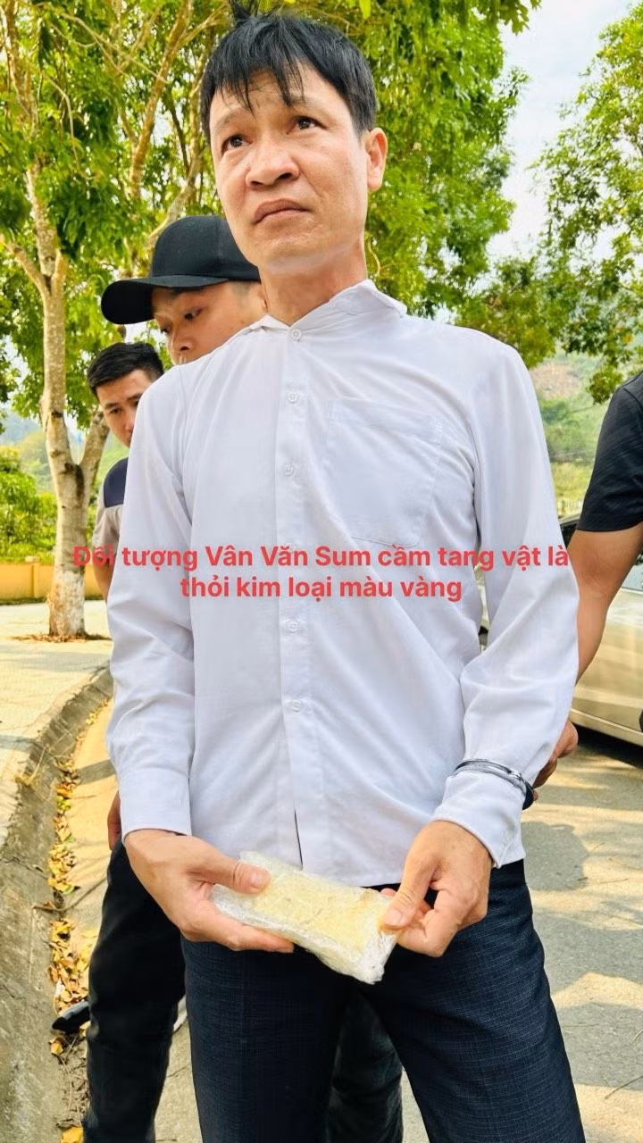 Đối tượng Vân Văn Sum và tang vật của vụ án.