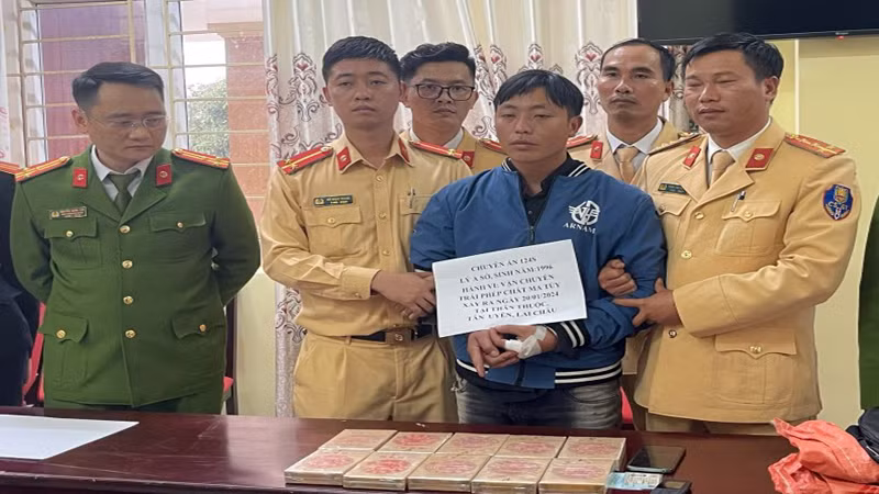 Đối tượng Sở bị bắt cùng tang vật vụ án khi đang trên đường vận chuyển ma túy đi tiêu thụ.
