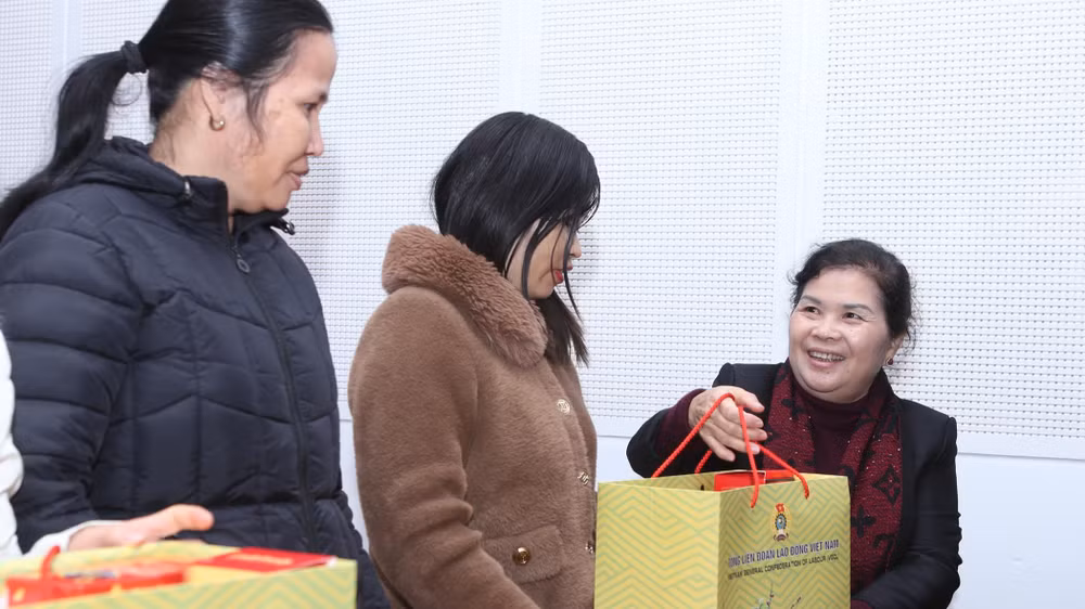 Bí thư Tỉnh ủy Lai Châu trao quà cho các hộ gia đình chính sách. Bí thư Tỉnh ủy Lai Châu trao quà cho các hộ gia đình chính sách.